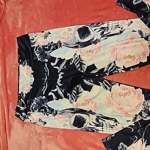Leggings with flowers and skulls